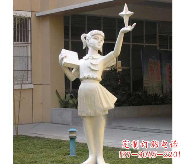 辽阳校园拿书本的小学生石雕
