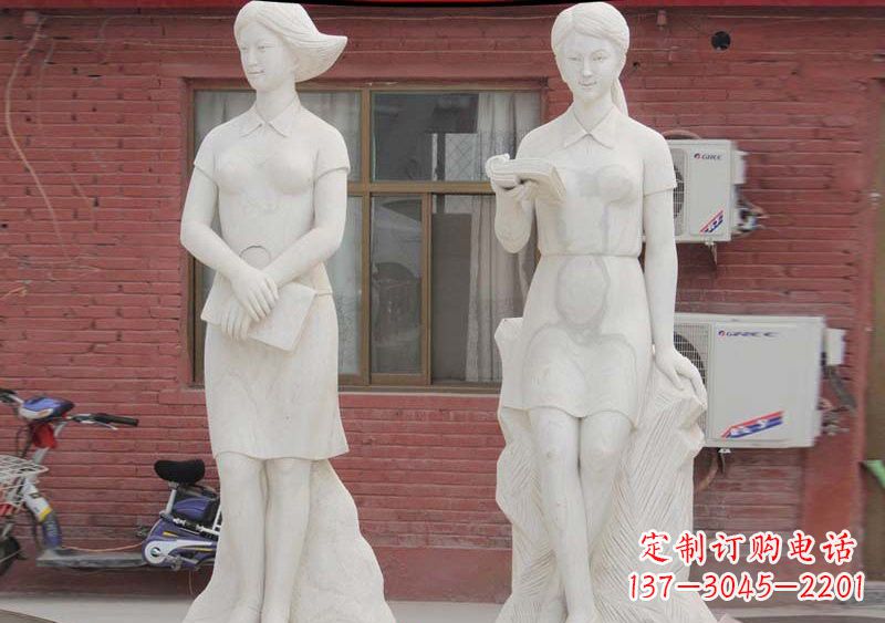 辽阳校园拿书本的学生石雕
