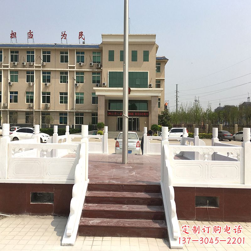 辽阳学校广场石雕升旗台