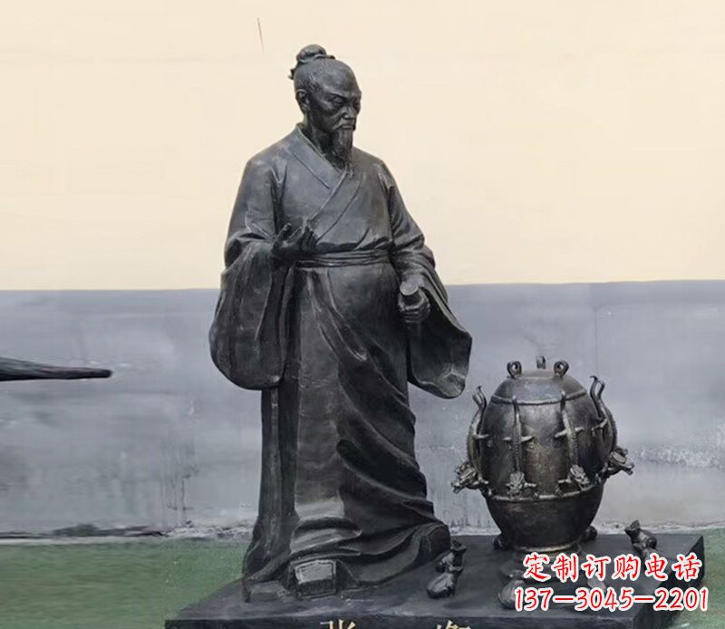 辽阳学校张衡和地动仪铜雕