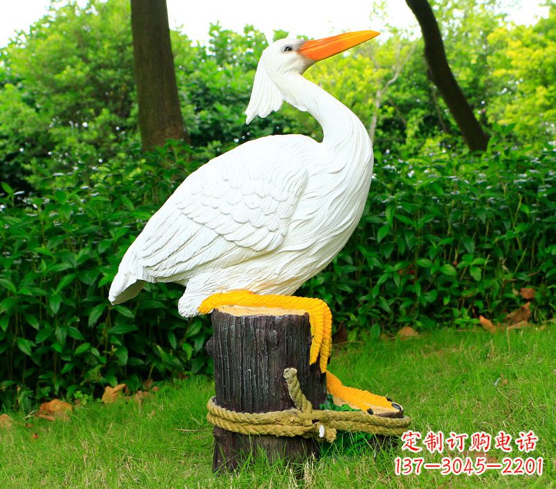 辽阳一男一女抱一只鸽子雕像