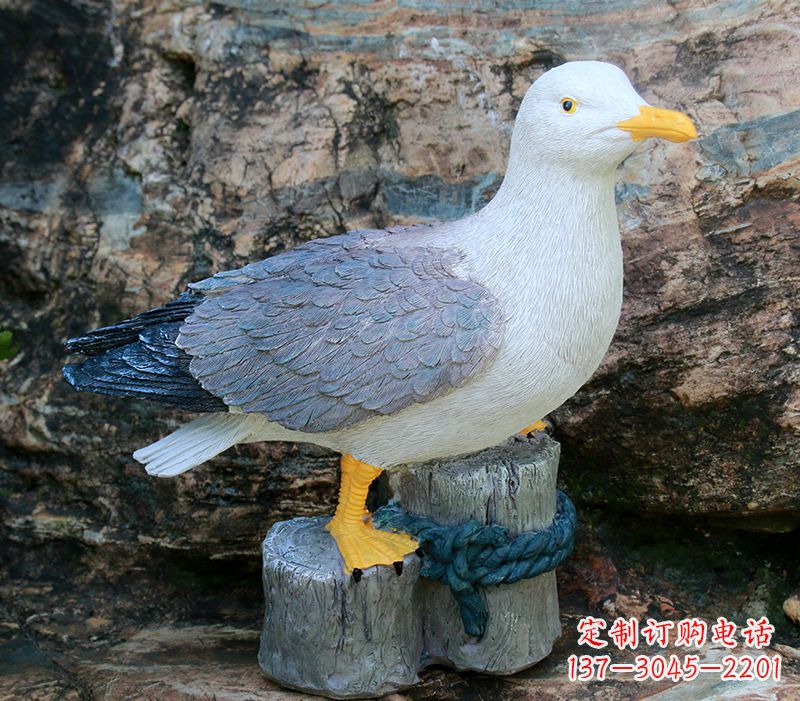 辽阳一手托鸽子 一手拿书本的雕塑像