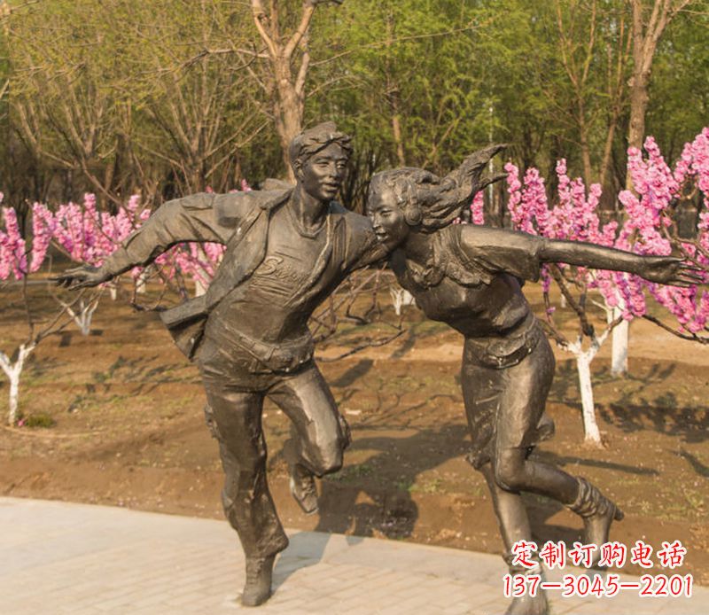 辽阳游玩的情侣铜雕