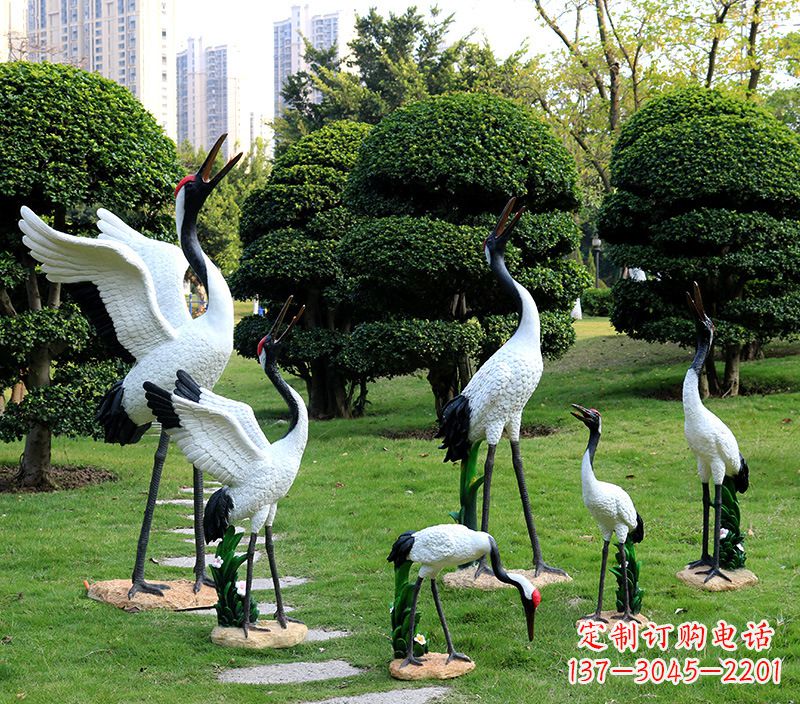 辽阳幼儿园卡通丹顶鹤雕塑