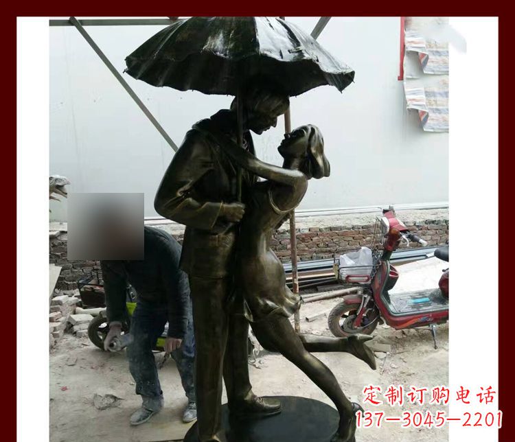 辽阳雨伞下拥抱的情侣铜雕