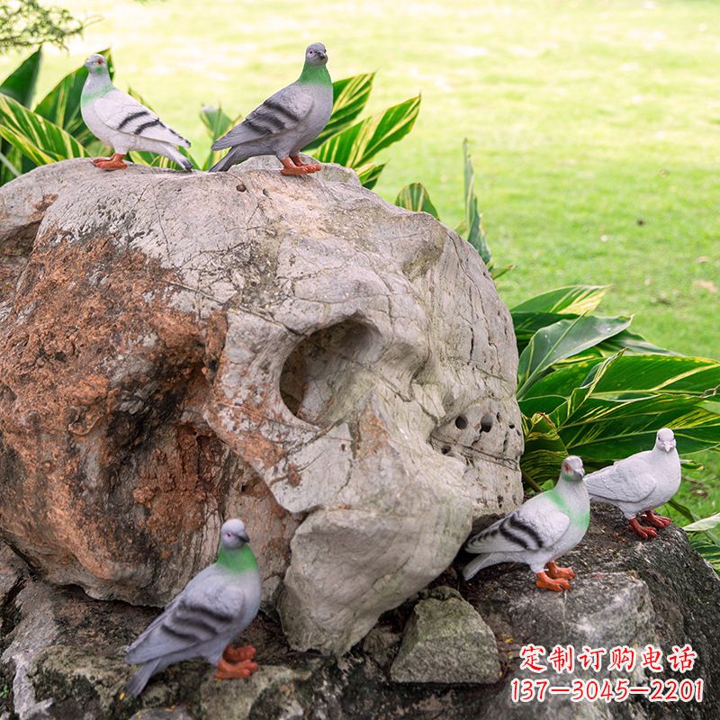 辽阳众人托着和平鸽雕塑