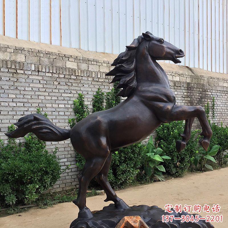 辽阳铸铜马儿雕塑