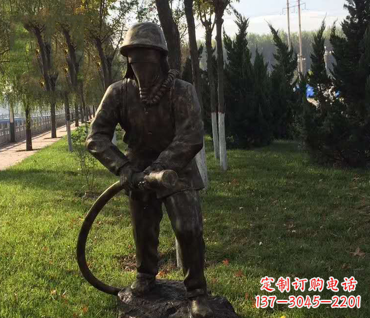 辽阳公园灭火的消防员铜雕