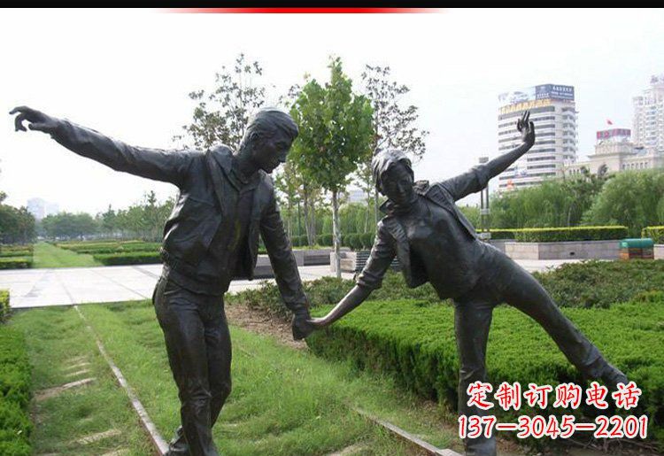 辽阳走铁轨的情侣铜雕