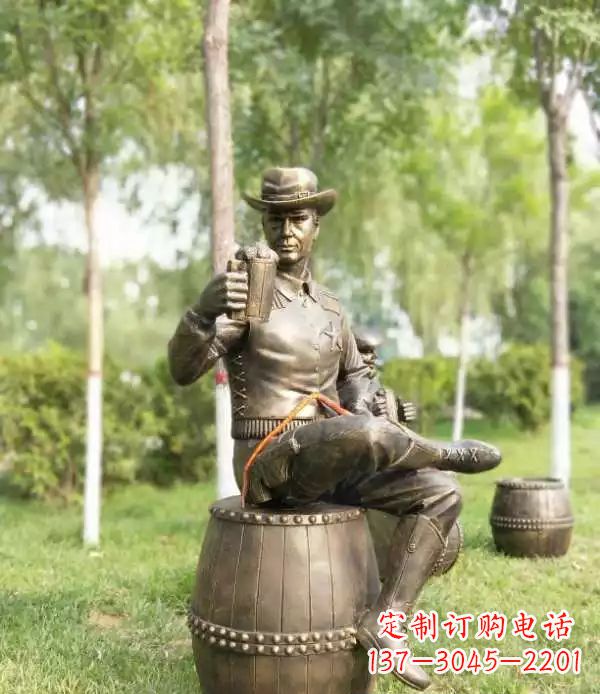 辽阳坐酒桶喝啤酒的牛仔铜雕