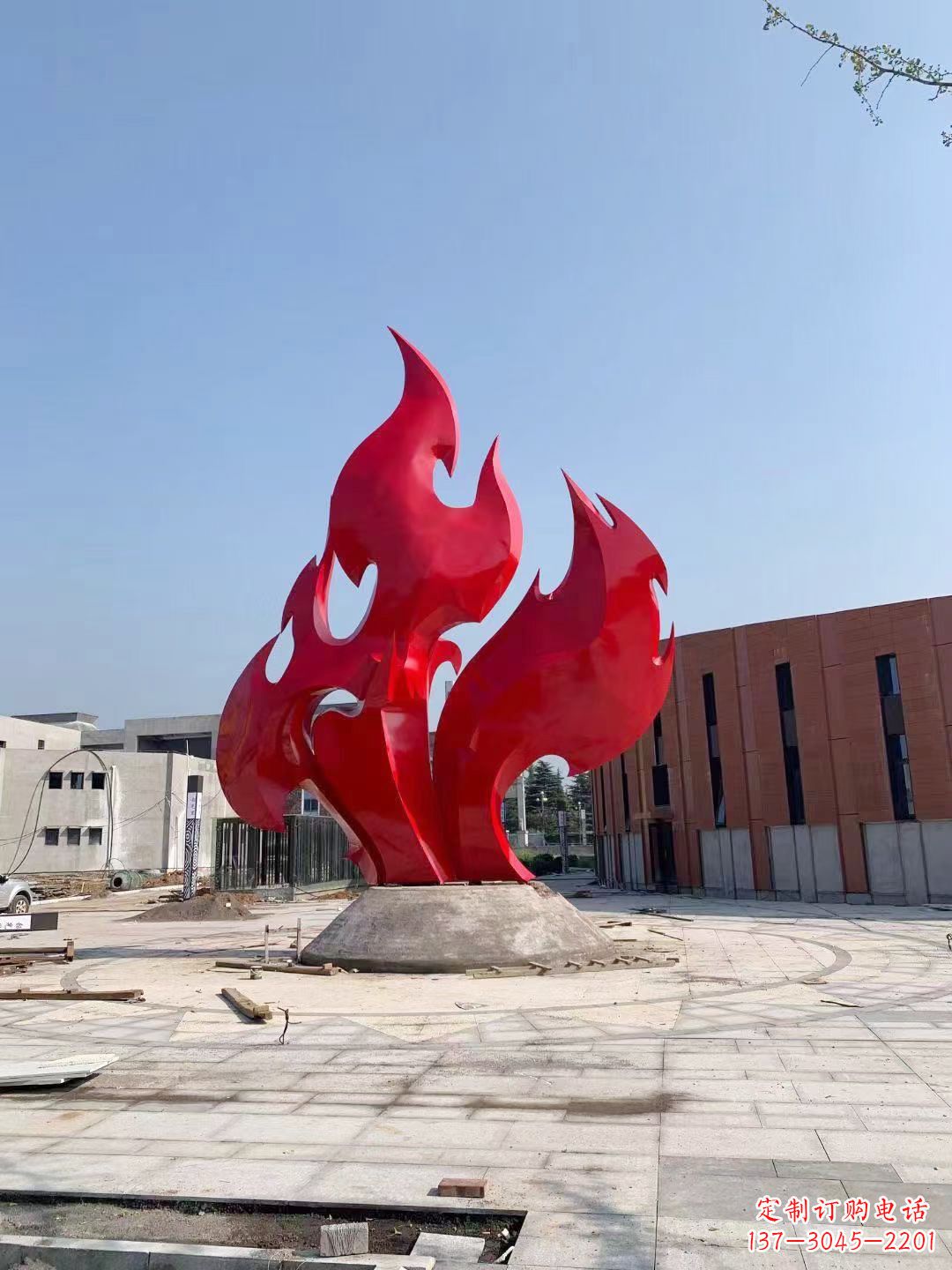 辽阳大学操场抽象不锈钢火苗雕塑