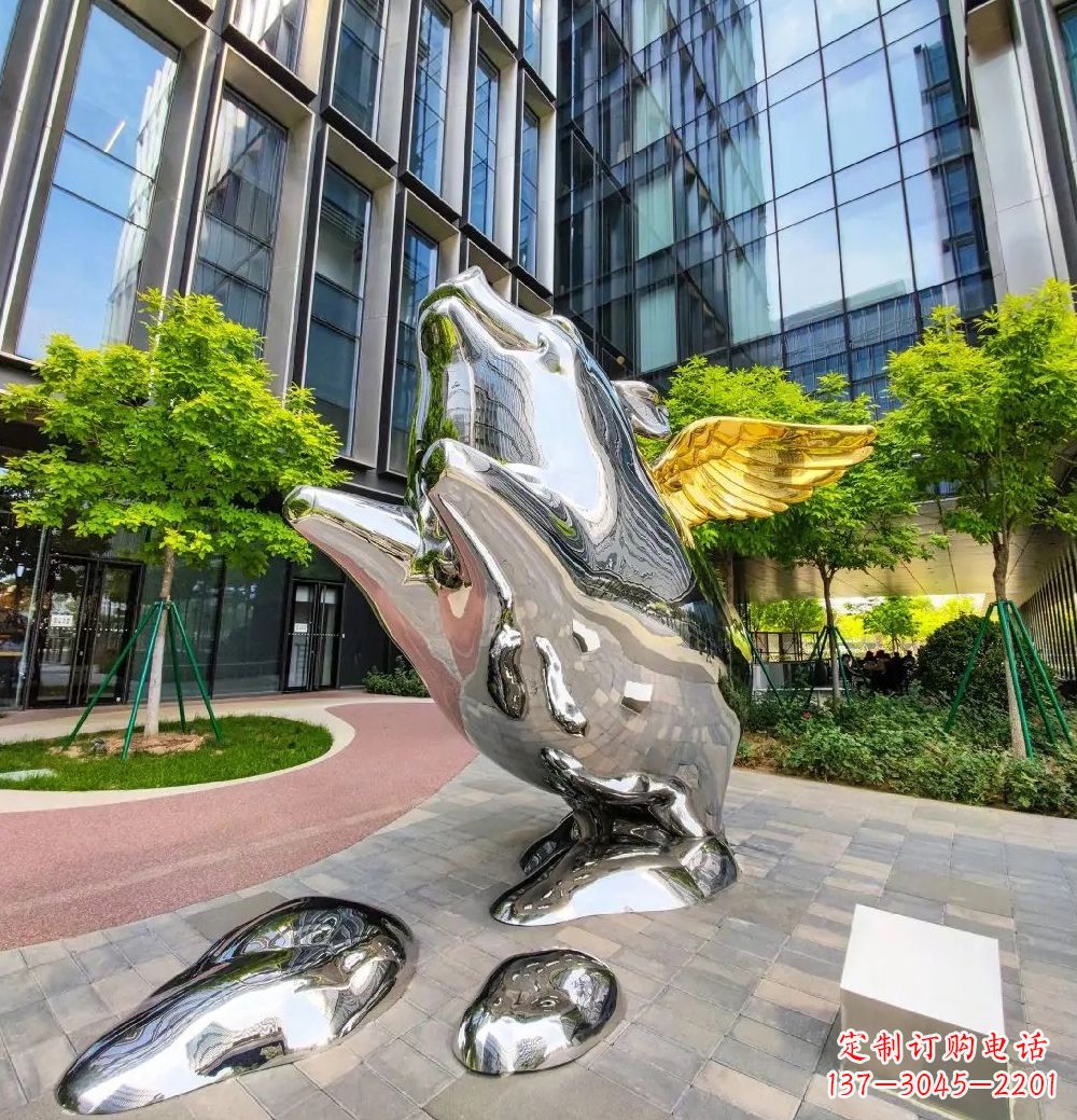 辽阳猪雕塑-酒店门口一只带翅膀不锈钢镜面猪雕塑