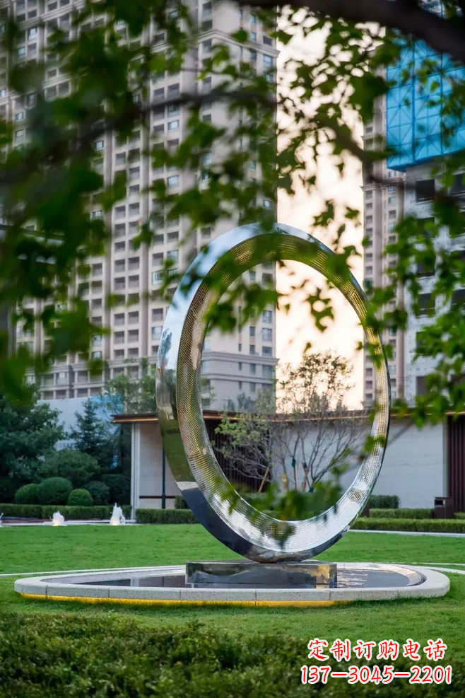 辽阳圆环雕塑-别墅草坪不锈钢镜面大型户外景观圆环雕塑